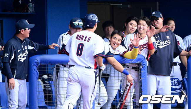 [OSEN=오키나와(일본), 최규한 기자] 2026 WBC(월드베이스볼클래식)를 준비하는 대한민국 야구 대표팀이 26일 일본 오키나와 가데나 야구장에서 프로야구 삼성 라이온즈와 연습경기를 펼쳤다. 5회말 무사 1, 2루 상황 대표팀 노시환이 희생 번트를 대고 더그아웃으로 향하며 동료들과 인사를 나누고 있다. 2026.02.26 / dreamer@osen.co.kr