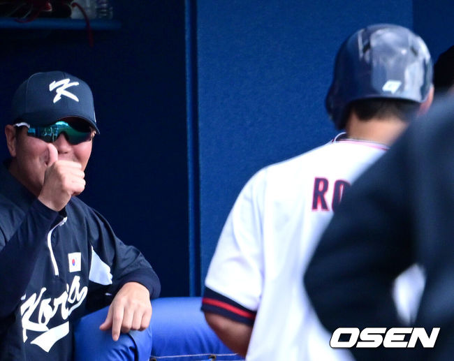 [OSEN=최규한 기자] 2026 WBC(월드베이스볼클래식)를 준비하는 대한민국 야구 대표팀이 26일 일본 오키나와 가데나 야구장에서 프로야구 삼성 라이온즈와 연습경기를 펼쳤다.5회말 무사 1,2루 상황에서 대표팀 노시환이 희생 번트를 성공했다. 류지현 대표팀 감독이 노시환을 향해 엄지손가락을 치켜올리며 칭찬하고 있다. 2026.02.26 / dreamer@osen.co.kr