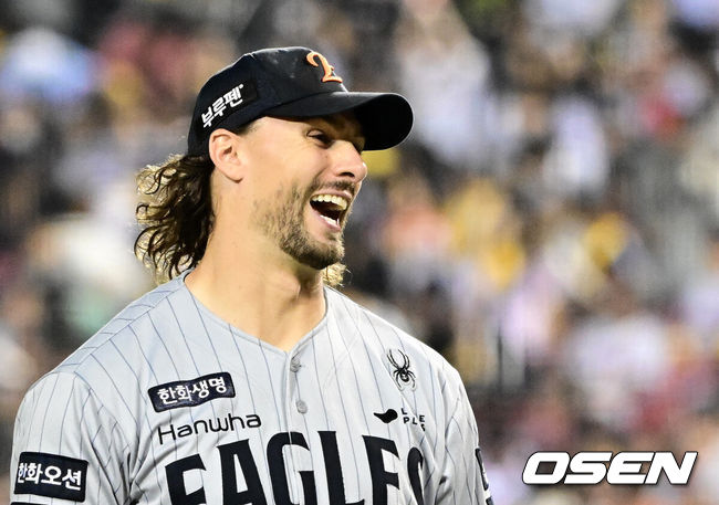 [OSEN=잠실, 지형준 기자] 29일 오후 서울 잠실구장에서 ‘2025 신한 SOL Bank KBO리그’ LG 트윈스와 한화 이글스의 경기가 열렸다.이날 LG는 손주영, 한화는 라이언 와이스를 선발투수로 내세웠다.5회말 수비에서 실점 위기를 넘긴 한화 와이스가 미소짓고 있다. 2025.05.29 /jpnews@osen.co.kr