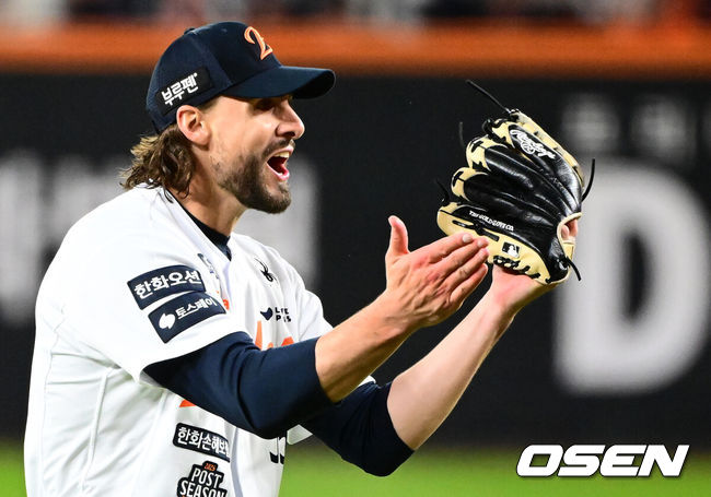 [OSEN=대전, 지형준 기자] 30일 대전 한화생명볼파크에서 2025 신한 SOL Bank KBO리그 포스트시즌 한국시리즈 4차전 한화 이글스와 LG 트윈스의 경기가 열렸다.이날 경기에 한화는 와이스를, LG는 치리노스를 선발투수로 내세웠다. 5회초 1사 1,3루에서 한화 와이스가 LG 박해민을 2루 땅볼 병살로 처리하며 포효하고 있다. 2025.10.30 / jpnews@osen.co.kr