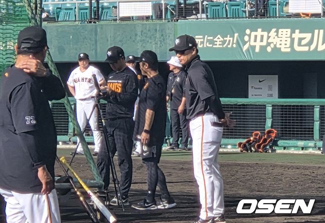 [OSEN=오키나와, 한용섭 기자]프로야구 삼성 라이온즈가 28일 일본 오키나와 나하 셀룰러 스타디움에서 일본프로야구 요미우리 자이언츠와 연습경기를  갖는다. 이승엽 요미우리 타격코치가 선수들의 배팅 훈련을 지켜보고 있다./orange@osen.co.kr 