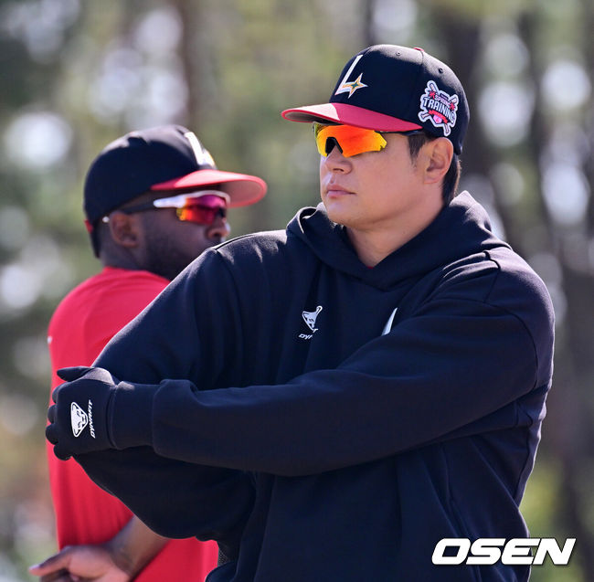 [OSEN=미야자키(일본), 지형준 기자] 28일 일본 미야자키현 오쿠라가하마소호 구장에서 SSG 랜더스와 일본프로야구 라쿠텐 골든이글스 2군과의 연습경기가 열렸다.SSG는 일본 미야자키 스프링캠프에서 연습경기 1패를 기록 중이다. 지난 25일 소프트뱅크 호크스 2군상대로 1.5군급 선수들이 출격한 가운데 1-9로 패했다.SSG 김재환이 훈련을 하고 있다. 2026.02.28 /jpnews@osen.co.kr