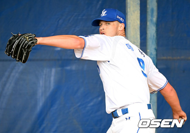 [OSEN=오키나와(일본), 최규한 기자] 프로야구 삼성 라이온즈가 20일  일본 오키나와 온나손 아카마구장에서 스프링 캠프를 차리고 구슬땀을 흘렸다.삼성은 이번 2차 캠프에서 훈련 뿐 아니라 WBC 대표팀, 국내 팀들과 연습경기도 펼칠 계획이다.삼성 새 외국인투수 맷 매닝이 불펜 투구를 펼치고 있다. 2026.02.20 / dreamer@osen.co.kr