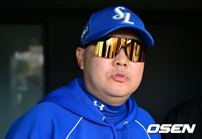 [OSEN=오키나와(일본), 최규한 기자] 프로야구 삼성 라이온즈가 28일 일본 오키나와 나하 셀룰러 스타디움에서 일본프로야구 요미우리 자이언츠와 연습경기를 펼쳤다.삼성은 요미우리를 상대로 최원태를 선발로 내세운다.삼성 박진만 감독이 취재진과 인터뷰를 하고 있다. 2026.02.28 / dreamer@osen.co.kr