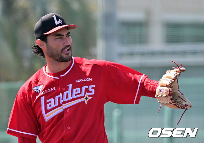 [OSEN=미야자키(일본), 지형준 기자] 28일 일본 미야자키현 오쿠라가하마소호 구장에서 SSG 랜더스와 일본프로야구 라쿠텐 골든이글스 2군과의 연습경기가 열렸다.SSG는 일본 미야자키 스프링캠프에서 연습경기 1패를 기록 중이다. 지난 25일 소프트뱅크 호크스 2군상대로 1.5군급 선수들이 출격한 가운데 1-9로 패했다.1회말 SSG 화이트가 역투하고 있다. 2026.02.28 /jpnews@osen.co.kr