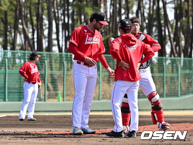 [OSEN=미야자키(일본), 지형준 기자] 28일 일본 미야자키현 오쿠라가하마소호 구장에서 SSG 랜더스와 일본프로야구 라쿠텐 골든이글스 2군과의 연습경기가 열렸다.SSG는 일본 미야자키 스프링캠프에서 연습경기 1패를 기록 중이다. 지난 25일 소프트뱅크 호크스 2군상대로 1.5군급 선수들이 출격한 가운데 1-9로 패했다.2회초 무사 만루에서 SSG 화이트가 교체되고 있다. 2026.02.28 /jpnews@osen.co.kr