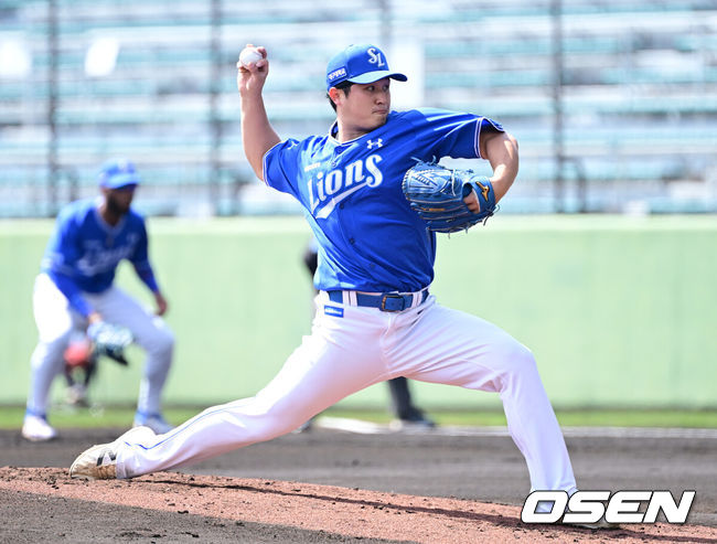 [OSEN=오키나와(일본), 최규한 기자] 프로야구 삼성 라이온즈가 28일 일본 오키나와 나하 셀룰러 스타디움에서 일본프로야구 요미우리 자이언츠와 연습경기를 펼쳤다.삼성은 요미우리를 상대로 최원태를 선발로 내세운다.1회말 삼성 선발 최원태가 힘차게 공을 뿌리고 있다. 2026.02.28 / dreamer@osen.co.kr