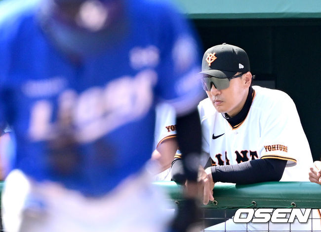 [OSEN=오키나와(일본), 최규한 기자] 프로야구 삼성 라이온즈가 28일 일본 오키나와 나하 셀룰러 스타디움에서 일본프로야구 요미우리 자이언츠와 연습경기를 펼쳤다.삼성은 요미우리를 상대로 최원태를 선발로 내세웠다.요미우리 이승엽 코치가 더그아웃에서 경기를 주시하고 있다. 2026.02.28 / dreamer@osen.co.kr