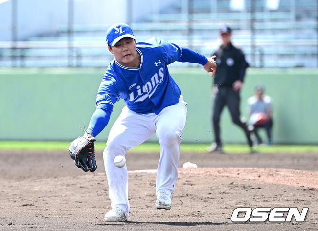 [OSEN=오키나와(일본), 최규한 기자] 프로야구 삼성 라이온즈가 28일 일본 오키나와 나하 셀룰러 스타디움에서 일본프로야구 요미우리 자이언츠와 연습경기를 펼쳤다.삼성은 요미우리를 상대로 최원태를 선발로 내세운다.5회말 무사 때 삼성 배찬승이 내야 땅볼 타구를 쫓고 있다. 2026.02.28 / dreamer@osen.co.kr