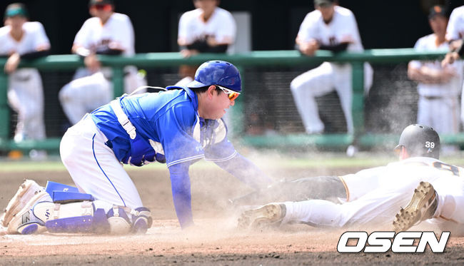 [OSEN=오키나와(일본), 최규한 기자] 프로야구 삼성 라이온즈가 28일 일본 오키나와 나하 셀룰러 스타디움에서 일본프로야구 요미우리 자이언츠와 연습경기를 펼쳤다.삼성은 요미우리를 상대로 최원태를 선발로 내세웠다.7회말 1사 2, 3루 상황 삼성 포수 장승현이 홈 쇄도 주자를 태그로 잡아내고 있다. 2026.02.28 / dreamer@osen.co.kr