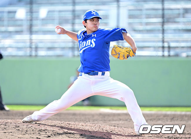 [OSEN=오키나와(일본), 최규한 기자] 프로야구 삼성 라이온즈가 28일 일본 오키나와 나하 셀룰러 스타디움에서 일본프로야구 요미우리 자이언츠와 연습경기를 펼쳤다.삼성은 요미우리를 상대로 최원태를 선발로 내세웠다.9회말 마운드에 오른 삼성 투수 진희성이 힘차게 공을 뿌리고 있다. 2026.02.28 / dreamer@osen.co.kr