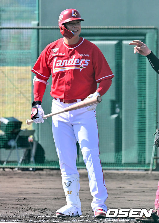 [OSEN=미야자키(일본), 지형준 기자] 28일 일본 미야자키현 오쿠라가하마소호 구장에서 SSG 랜더스와 일본프로야구 라쿠텐 골든이글스 2군과의 연습경기가 열렸다.SSG는 일본 미야자키 스프링캠프에서 연습경기 1패를 기록 중이다. 지난 25일 소프트뱅크 호크스 2군상대로 1.5군급 선수들이 출격한 가운데 1-9로 패했다.2회초 SSG 김재환이 타석에 들어서고 있다. 2026.02.28 /jpnews@osen.co.kr