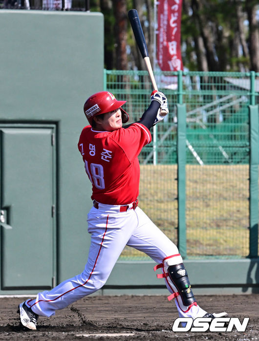 [OSEN=미야자키(일본), 지형준 기자] 28일 일본 미야자키현 오쿠라가하마소호 구장에서 SSG 랜더스와 일본프로야구 라쿠텐 골든이글스 2군과의 연습경기가 열렸다.SSG는 일본 미야자키 스프링캠프에서 연습경기 1패를 기록 중이다. 지난 25일 소프트뱅크 호크스 2군상대로 1.5군급 선수들이 출격한 가운데 1-9로 패했다.4회초 SSG 고명준이 역전 적시타를 날리고 있다. 2026.02.28 /jpnews@osen.co.kr