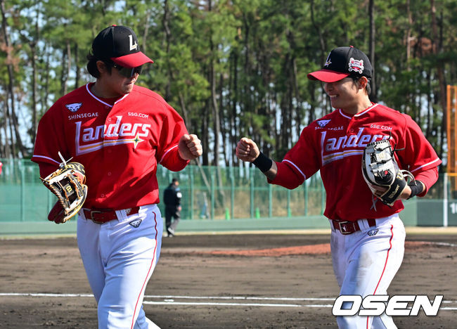 [OSEN=미야자키(일본), 지형준 기자] 28일 일본 미야자키현 오쿠라가하마소호 구장에서 SSG 랜더스와 일본프로야구 라쿠텐 골든이글스 2군과의 연습경기가 열렸다.SSG는 일본 미야자키 스프링캠프에서 연습경기 1패를 기록 중이다. 지난 25일 소프트뱅크 호크스 2군상대로 1.5군급 선수들이 출격한 가운데 1-9로 패했다.4회말 수비를 마친 SSG 최정, 정준재가 주먹을 맞대고 있다. 2026.02.28 /jpnews@osen.co.kr