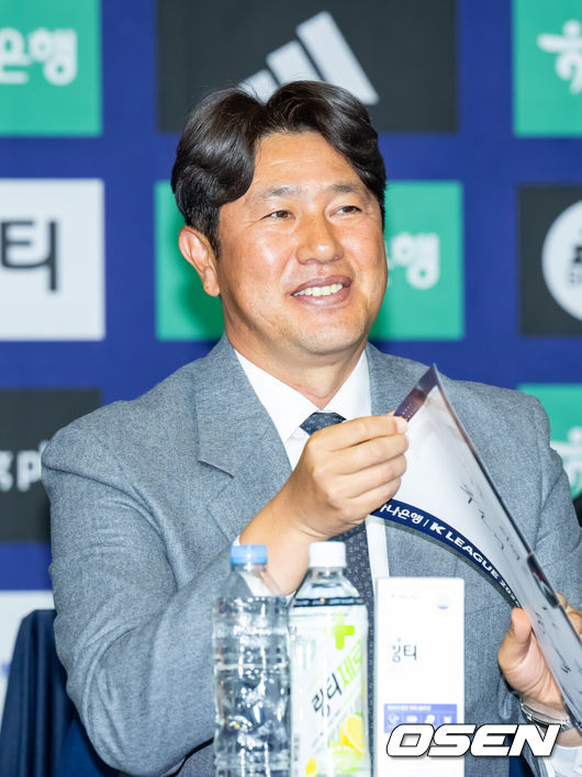 [OSEN=박준형 기자] 25일 서울 서대문구  스위스그랜드 호텔 컨벤션센터에서 하나은행 K리그 2026 개막 미디어데이(2부 K리그2)가 진행됐다.프로축구 K리그 29개 구단이 새 시즌 개막을 앞두고 저마다 당찬 출사표를 던졌다. 서울E 김도균 감독이 미소 짓고 있다.    2026.02.25 / soul1014@osen.co.kr