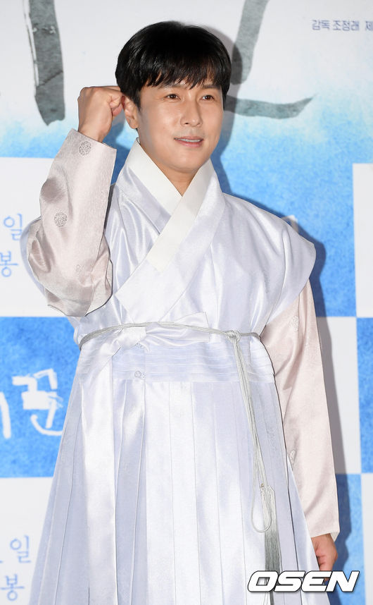 [OSEN=민경훈 기자] 22일 오후 서울 광진구 롯데시네마 건대입구에서 영화 ‘소리꾼’ (감독 조정래) 언론시사회가 열렸다.무대 위에서 김동완이 포토타임을 갖고 있다./ rumi@osen.co.kr