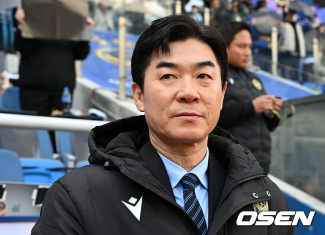 [OSEN=인천, 이대선 기자] 28일 오후 인천축구전용경기장에서 '하나은행 K리그1 2026' 인천유나이티드와 FC서울의 경기가 열렸다.이번 시즌 리그 공식 개막전인 이번 맞대결은 예매 시작과 동시에 매진을 앞두며 팬들의 폭발적인 관심을 증명했다.경기에 앞서 인천 유나이티드 윤정환 감독이 그라운드를 바라보고 있다. 2026.02.28 /sunday@osen.co.kr