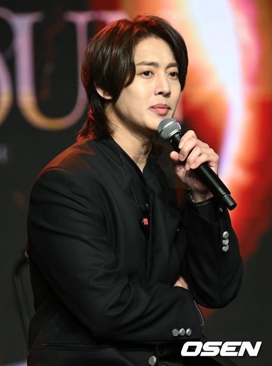 [OSEN=김성락 기자] 27일 오후 서울 강남구 일지아트홀에서 가수 김현중의 세 번째 정규 앨범 ‘MY SUN‘ 발매 기념 쇼케이스가 열렸다. 이번 앨범 ‘MY SUN’은 세계 최초로 달에 도착해 달의 뒷면을 마주한 최초의 인간인 마이클 콜린스의 생을 모티브로 그가 지구에 귀환해 느꼈을 소중한 것들에 관한 이야기를 김현중의 통찰과 상상력을 더해 담아냈다.가수 김현중이 취재진의 질문에 대답하고 있다. 2023.02.27 /ksl0919@osen.co.kr