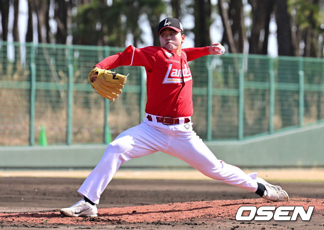 [OSEN=미야자키(일본), 지형준 기자] 28일 일본 미야자키현 오쿠라가하마소호 구장에서 SSG 랜더스와 일본프로야구 라쿠텐 골든이글스 2군과의 연습경기가 열렸다.SSG는 일본 미야자키 스프링캠프에서 연습경기 1패를 기록 중이다. 지난 25일 소프트뱅크 호크스 2군상대로 1.5군급 선수들이 출격한 가운데 1-9로 패했다.2회초 무사 만루에서 SSG 이기순이 역투하고 있다. 2026.02.28 /jpnews@osen.co.kr