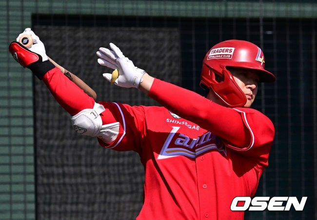 [OSEN=미야자키(일본), 지형준 기자] 28일 일본 미야자키현 오쿠라가하마소호 구장에서 SSG 랜더스와 일본프로야구 라쿠텐 골든이글스 2군과의 연습경기가 열렸다.SSG는 일본 미야자키 스프링캠프에서 연습경기 1패를 기록 중이다. 지난 25일 소프트뱅크 호크스 2군상대로 1.5군급 선수들이 출격한 가운데 1-9로 패했다.3회초 SSG 김재환이 타석을 준비하고 있다. 2026.02.28 /jpnews@osen.co.kr