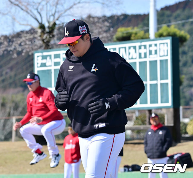 [OSEN=미야자키(일본), 지형준 기자] 28일 일본 미야자키현 오쿠라가하마소호 구장에서 SSG 랜더스와 일본프로야구 라쿠텐 골든이글스 2군과의 연습경기가 열렸다.SSG는 일본 미야자키 스프링캠프에서 연습경기 1패를 기록 중이다. 지난 25일 소프트뱅크 호크스 2군상대로 1.5군급 선수들이 출격한 가운데 1-9로 패했다.SSG 김재환이 훈련을 하고 있다. 2026.02.28 /jpnews@osen.co.kr