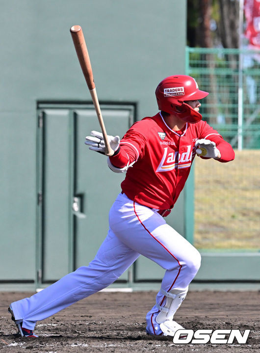 [OSEN=미야자키(일본), 지형준 기자] 28일 일본 미야자키현 오쿠라가하마소호 구장에서 SSG 랜더스와 일본프로야구 라쿠텐 골든이글스 2군과의 연습경기가 열렸다.SSG는 일본 미야자키 스프링캠프에서 연습경기 1패를 기록 중이다. 지난 25일 소프트뱅크 호크스 2군상대로 1.5군급 선수들이 출격한 가운데 1-9로 패했다.4회초 무사에서 SSG 김재환이 중전 안타를 날리고 있다. 2026.02.28 /jpnews@osen.co.kr