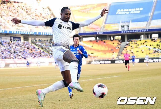 [OSEN=수원, 조은정 기자]28일 오후 수원월드컵경기장에서 '하나은행 K리그1 2026' 수원 삼성과 서울 이랜드의 경기가 열렸다.‘명장’ 이정효 감독 영입으로 화제를 모은 수원은 승격 라이벌이자 천적으로 꼽히는 서울 이랜드를 상대로 시즌의 닻을 올렸다. 이랜드는 수원전 5승 1패로 압도적인 우위를 점하고 있다.전반 서울이랜드 가브리엘이 공을 쫓고 있다. 2026.02.28 /cej@osen.co.kr
