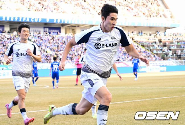 [OSEN=수원, 조은정 기자]28일 오후 수원월드컵경기장에서 '하나은행 K리그1 2026' 수원 삼성과 서울 이랜드의 경기가 열렸다.‘명장’ 이정효 감독 영입으로 화제를 모은 수원은 승격 라이벌이자 천적으로 꼽히는 서울 이랜드를 상대로 시즌의 닻을 올렸다. 이랜드는 수원전 5승 1패로 압도적인 우위를 점하고 있다.전반 선제골을 넣은 서울이랜드 박재용이 세리머니를 하고 있다. 2026.02.28 /cej@osen.co.kr