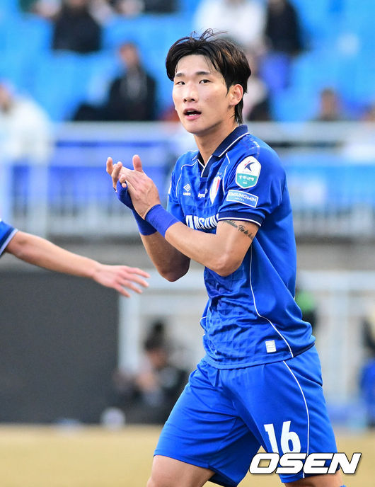 [OSEN=수원, 조은정 기자]28일 오후 수원월드컵경기장에서 '하나은행 K리그1 2026' 수원 삼성과 서울 이랜드의 경기가 열렸다.‘명장’ 이정효 감독 영입으로 화제를 모은 수원은 승격 라이벌이자 천적으로 꼽히는 서울 이랜드를 상대로 시즌의 닻을 올렸다. 이랜드는 수원전 5승 1패로 압도적인 우위를 점하고 있다.전반 수원 삼성 박현빈이 동점골을 넣은 뒤 함성을 유도하고 있다. 2026.02.28 /cej@osen.co.kr