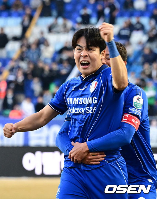 [OSEN=수원, 조은정 기자]28일 오후 수원월드컵경기장에서 '하나은행 K리그1 2026' 수원 삼성과 서울 이랜드의 경기가 열렸다.‘명장’ 이정효 감독 영입으로 화제를 모은 수원은 승격 라이벌이자 천적으로 꼽히는 서울 이랜드를 상대로 시즌의 닻을 올렸다. 이랜드는 수원전 5승 1패로 압도적인 우위를 점하고 있다.후반 수원 삼성 강현묵이 역전골을 넣은 뒤 세리머니를 하고 있다.  2026.02.28 /cej@osen.co.kr