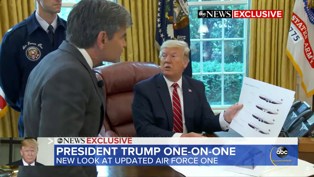 2018년 도널드 트럼프 미국 대통령이 ABC뉴스 인터뷰에서 빨강·하양·파랑으로 칠해진 도안을 직접 공개했다. 사진 ABC뉴스 캡처