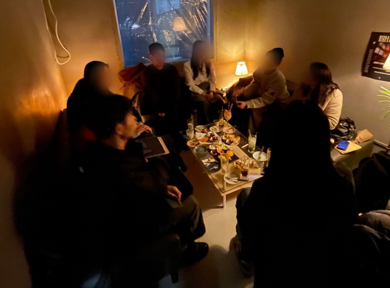 지난 20일 홍대입구역 인근 칵테일바에서 열린 철학모임 '더필로소피' 참석자들이 서로 대화를 나누는 모습. 김예정 기자