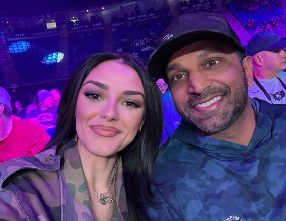 여자친구인 컨트리 가수 알렉시스 윌킨스와 함께 사진을 찍은 파텔 국장. 사진 윌킨스 X 캡처