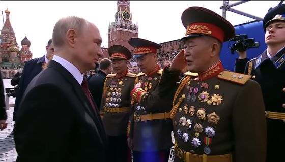 지난해 5월 9일 러시아 모스크바의 붉은 광장에서 블라디미르 푸틴 러시아 대통령에게 경례하는 북한군 장성. 정부는 이 인물을 차용범 국방성 제1부상 겸 종합국장으로 추정하고 있다. 러시아 디플로맷 튜브(Diplomatrutube) 캡처