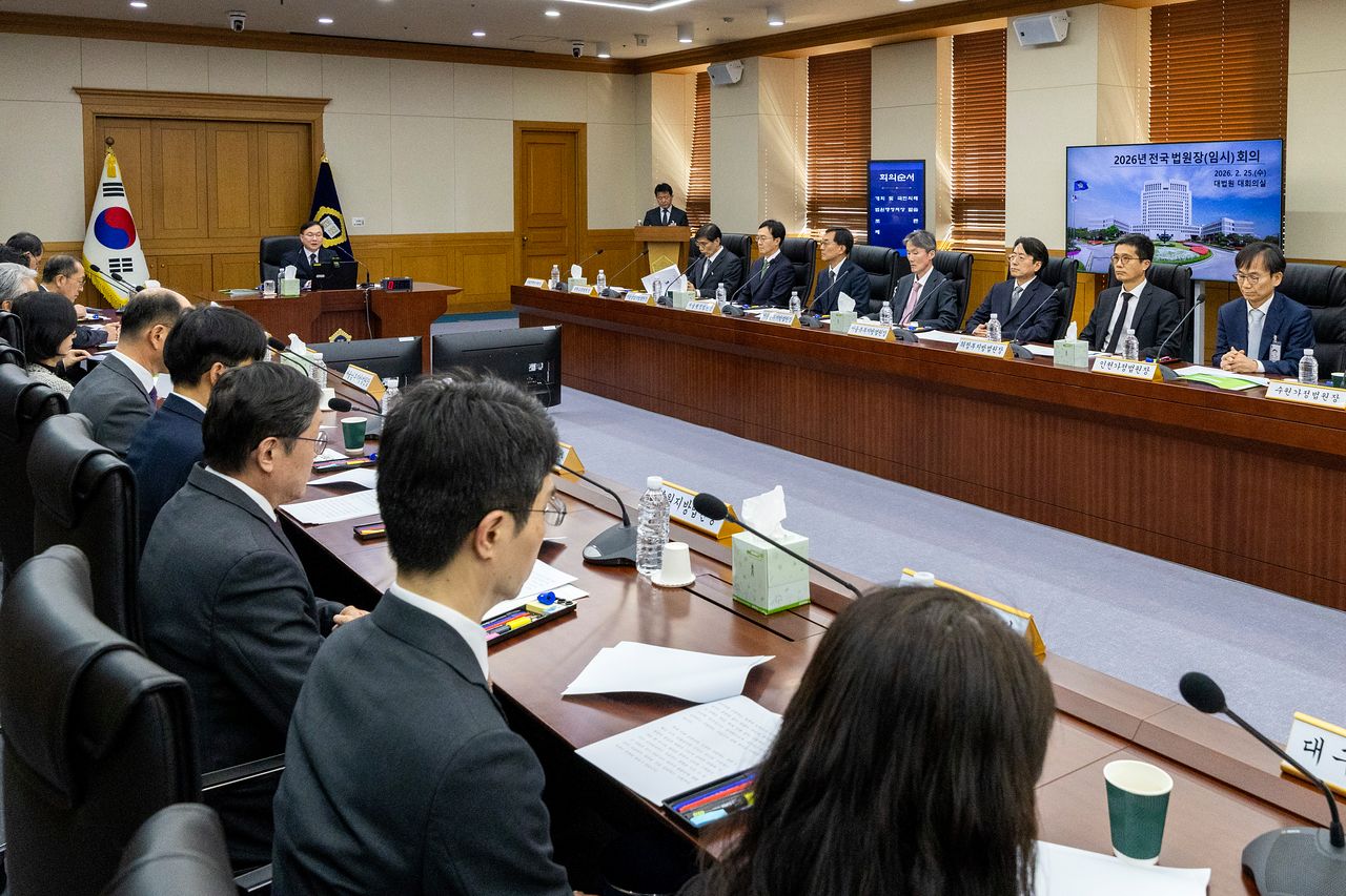 박영재 전 법원행정처장이 지난 25일 전국법원장회의 임시회의에서 모두발언을 하고 있다. 이들은 재판소원 도입, 법 왜곡죄 신설, 대법관 증원 법안 등에 반대하는 결의안을 발표했다. 전민규 기자