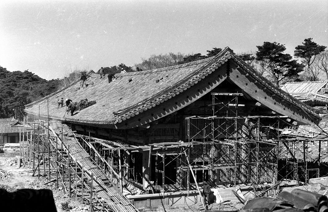 1970년대 이뤄진 불국사 무설전 공사 당시 모습. 사진 불국사박물관(촬영 이정모)