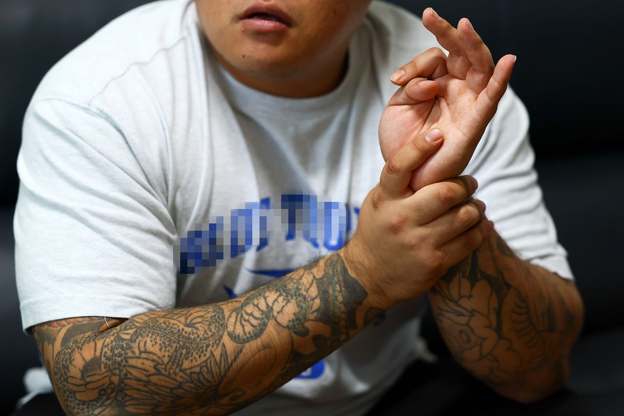  지난해 11월 제주순오름치유센터에서 만난 김우진(가명)씨. 까무잡잡한 피부에 곱슬머리를 한 그는 초겨울 날씨에도 반팔티를 입고 있었다. 문신은 마약에 빠지기 전 한 것으로 지금은 지우고 있다. 그는 우락부락한 첫인상과 다르게 차분한 말투로 "이번에는 꼭 단약하고 싶다. 부모님을 더는 실망시킬 수 없다"고 말했다. 김현동 기자