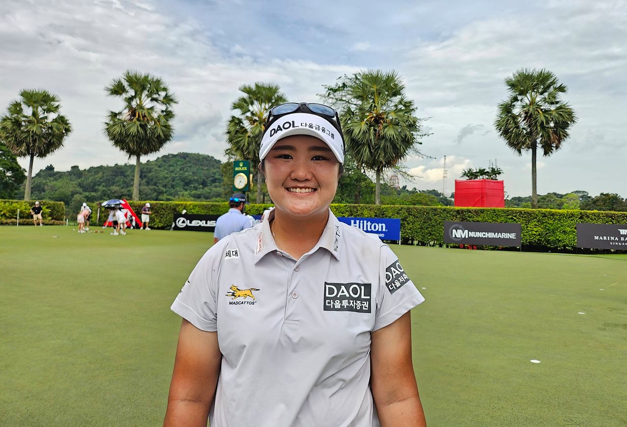 유해란이 27일 싱가포르 센토사 골프클럽에서 열린 LPGA 투어 HSBC 여자 월드 챔피언십 2라운드를 마치고 미소를 짓고 있다. 고봉준 기자
