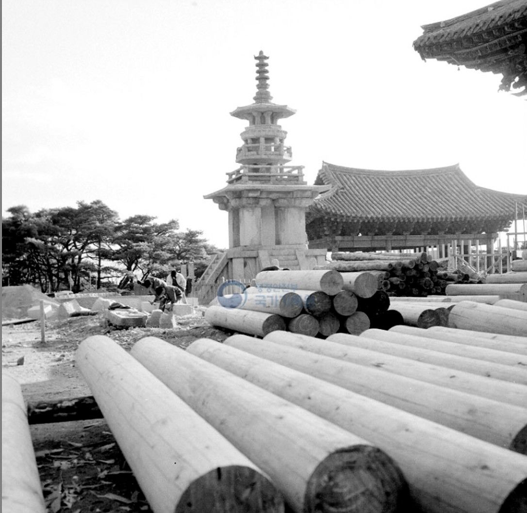 박정희 정부 당시인 1971년 경주 불국사 보수공사 전경. 사진 국가기록원