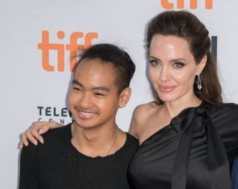 지난 2017년 9월 11일(현지시간) 제42회 토론토 국제영화제(TIFF)에서 아들 매덕스(왼쪽)와 안젤리나 졸리. EPA=연합뉴스