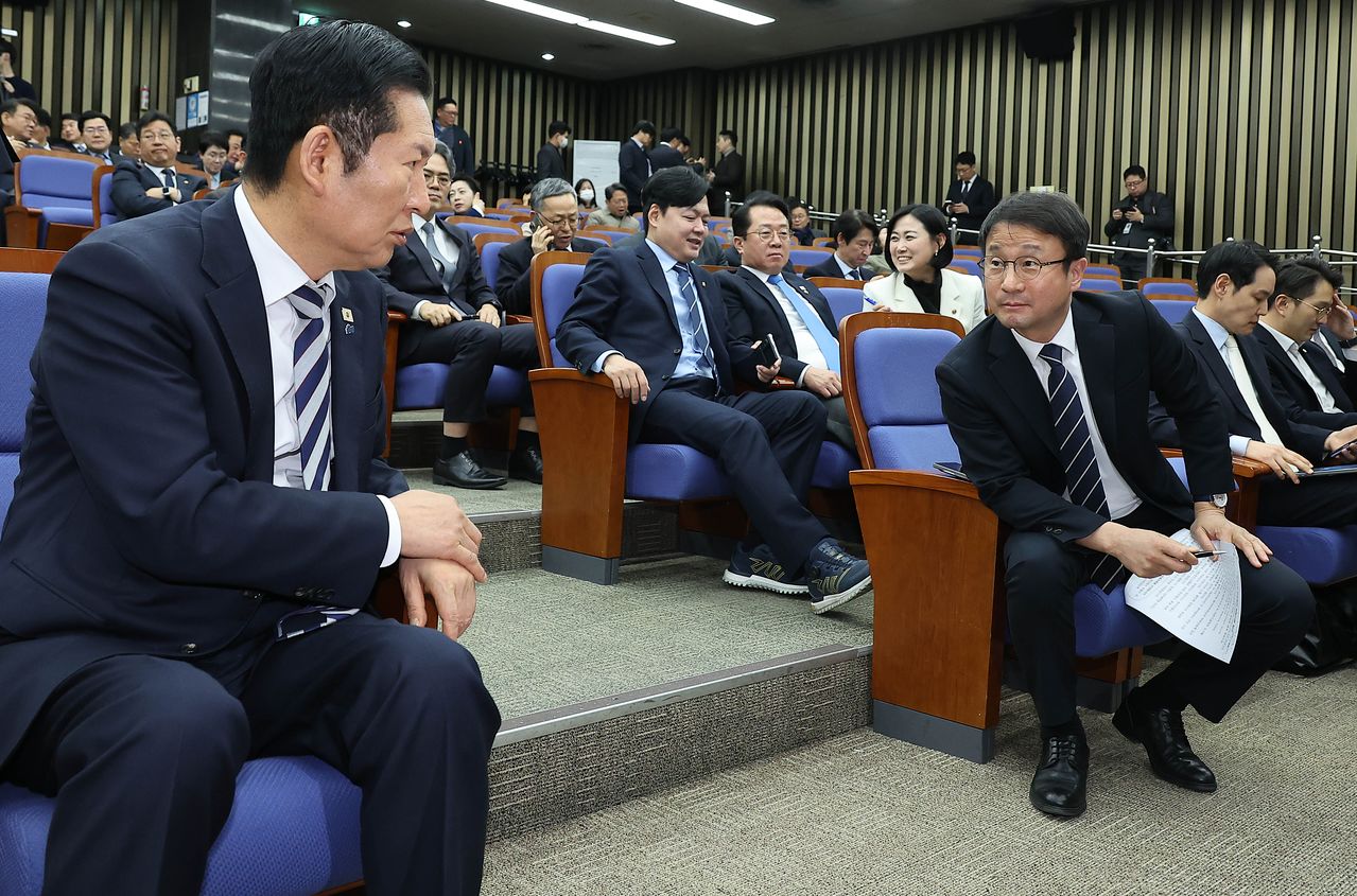 정청래 더불어민주당 대표(왼쪽)가 지난 26일 오후 국회에서 열린 의원총회에서 한병도 원내대표와 대화하고 있다. 임현동 기자