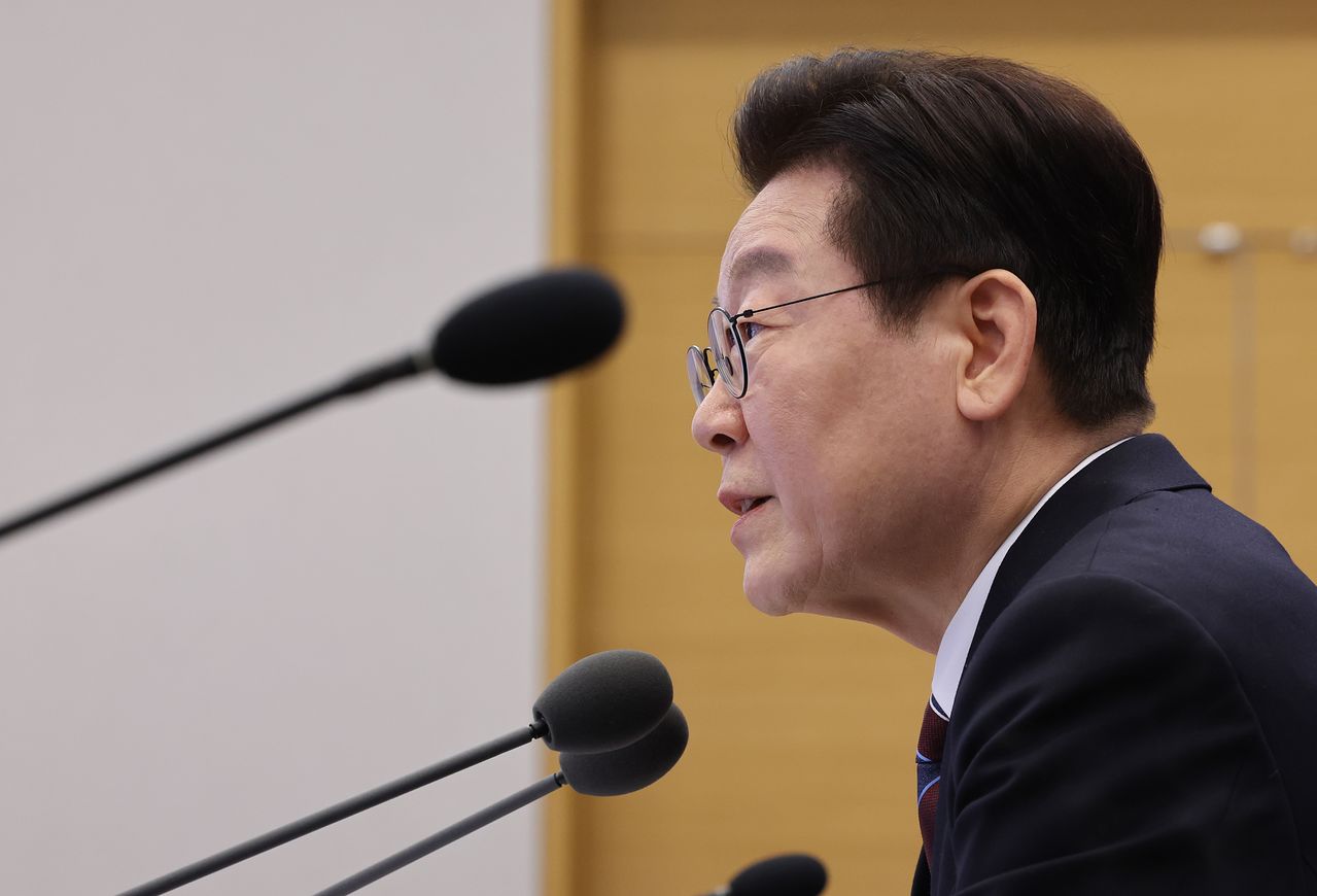 이재명 대통령이 니탙 26일 청와대 여민관에서 열린 대통령 주재 수석·보좌관 회의에서 모두발언을 하고 있다. 청와대사진기자단