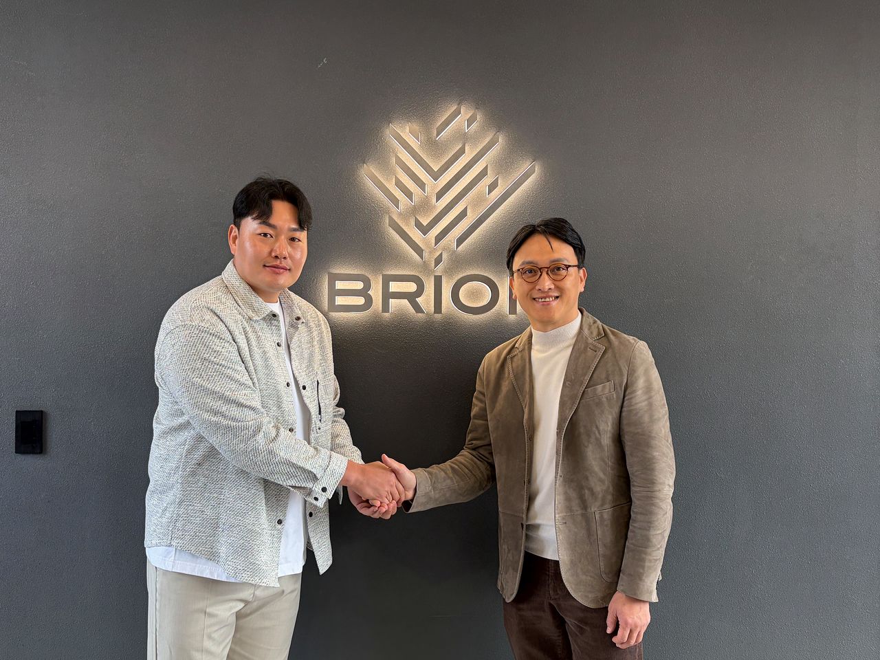 브리온컴퍼니와 매니지먼트 계약을 맺은 최지만과 임우택 대표. 사진 브리온컴퍼니