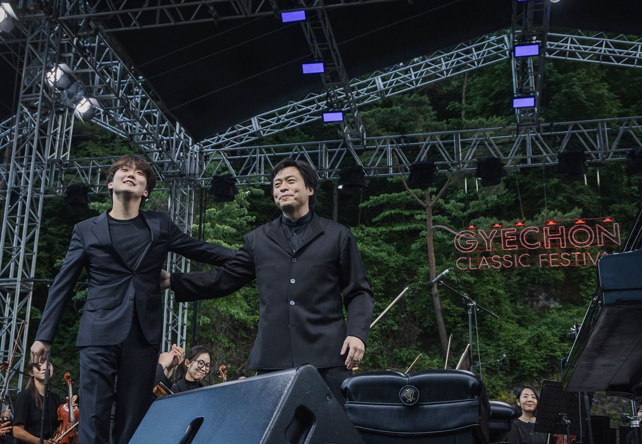 2024년 강원도 평창군 계촌마을에서 열린 '2024 계촌 클래식 축제'에서 피아니스트 조성진(왼쪽)과 김선욱이 관객에게 인사하고 있다. 사진 현대차 정몽구 재단