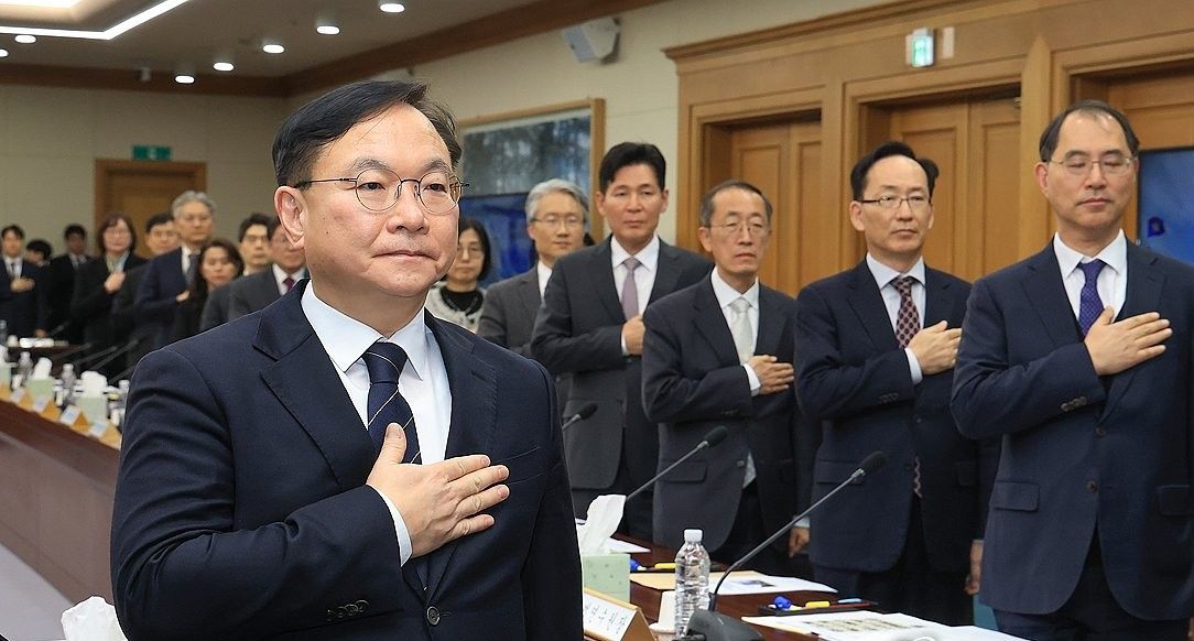 박영재 법원행정처장을 비롯한 법원장들이 지난 25일 서울 서초구 대법원에서 열린 전국법원장회의에서 국기에 경례하고 있다. 법원장들은 민주당의 사법 3법 강행 추진에 대해 우려를 표명했다. [공동취재]