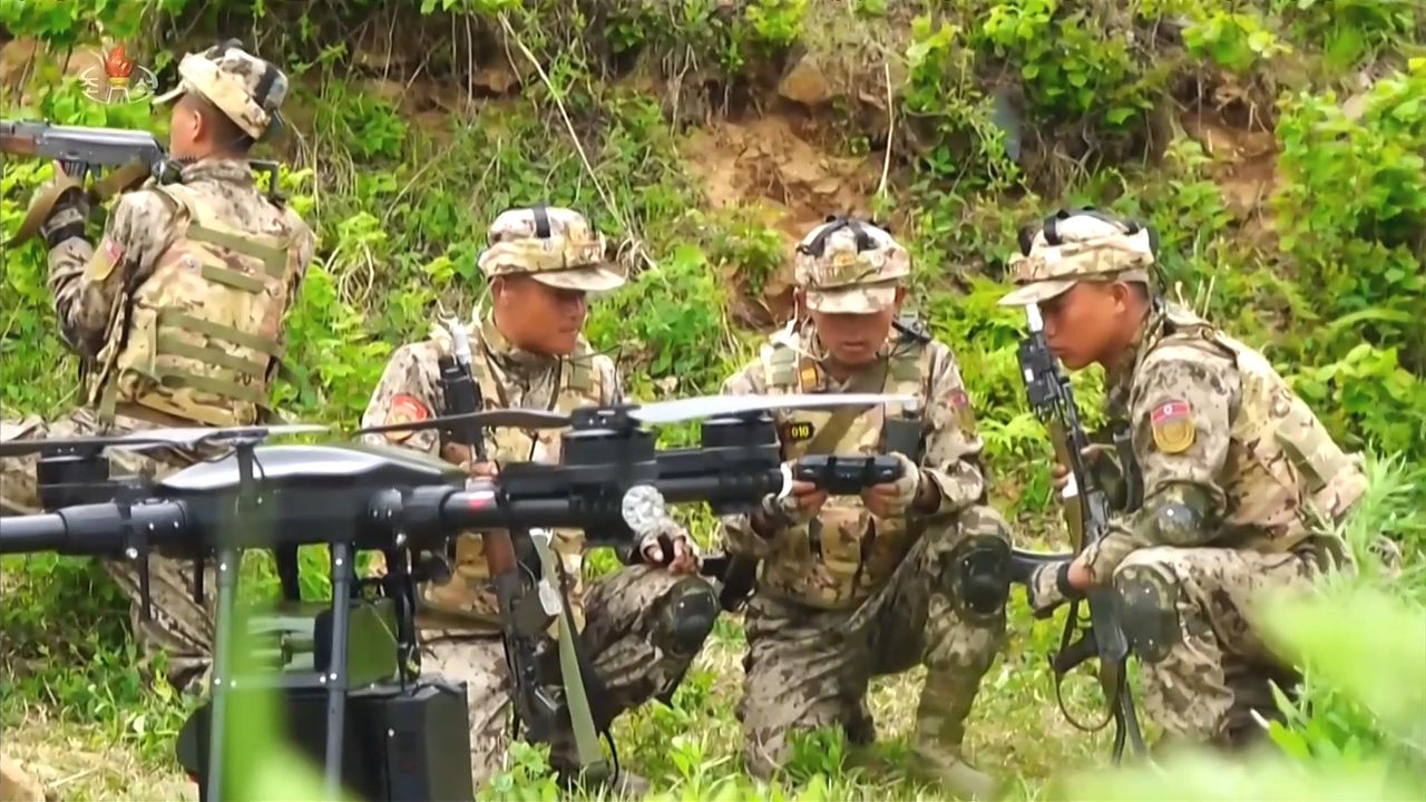 북한군 특수작전구분대원들이 드론을 활용한 전술훈련을 실시하고 있다. 연합뉴스