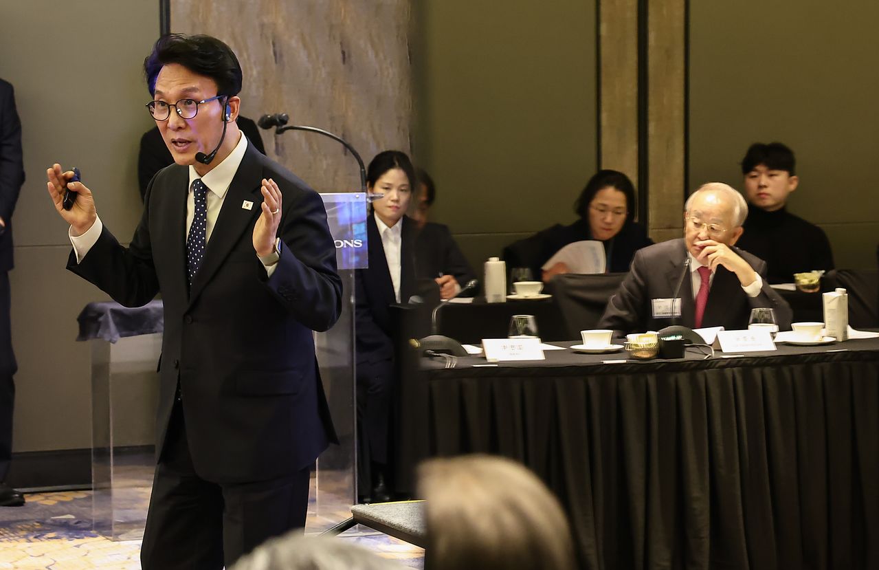 26일 서울 종로구 포시즌스호텔에서 열린 한국경영자총협회 오찬 간담회 및 K-국정설명회에서 김민석 국무총리가 강연을 하는 가운데 손경식 경총회장이 강연을 경청하는 모습이 거울에 비치고 있다. 뉴스1