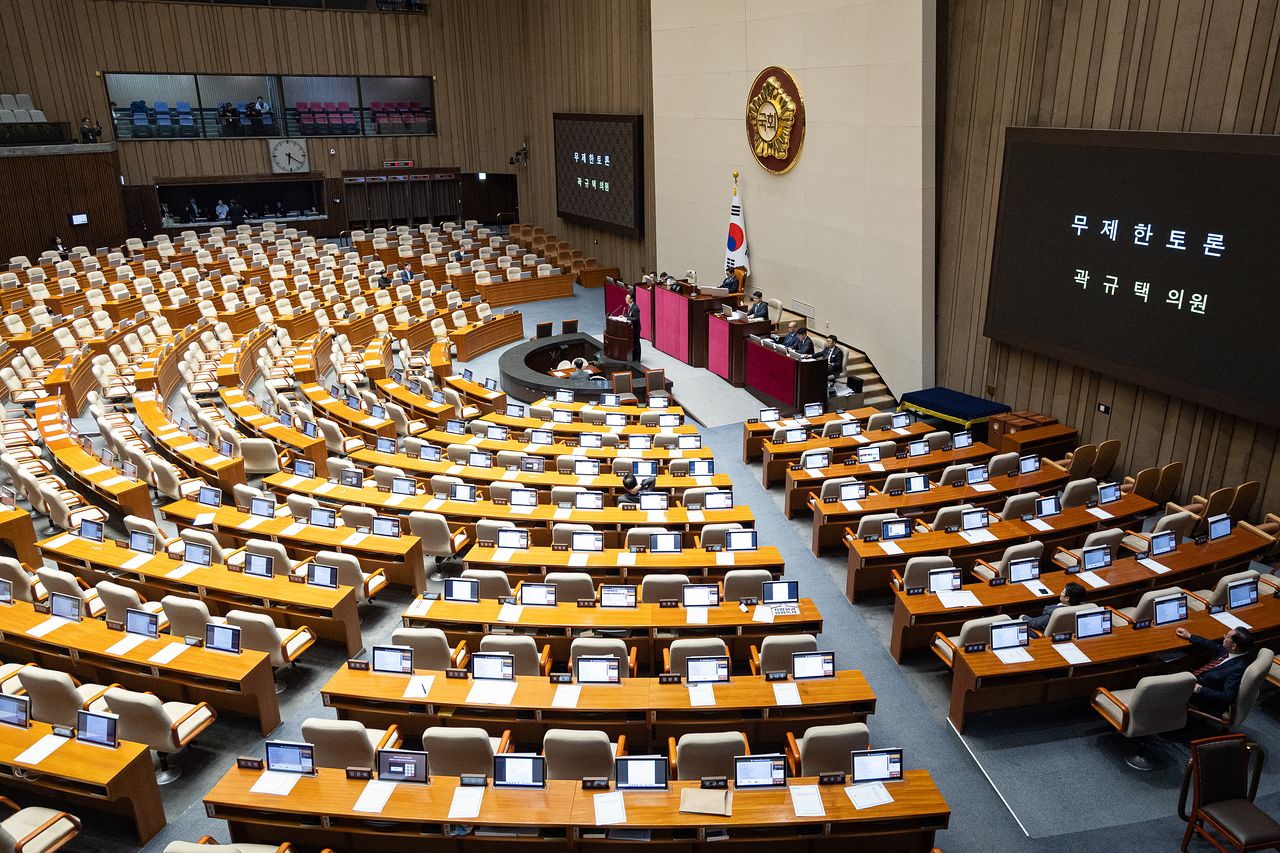 곽규택 국민의힘 의원이 26일 서울 여의도 국회에서 열린 제432회 국회(임시회) 제8차 본회의에서 헌법재판소법 일부개정법률안(대안)에 대한 무제한토론(필리버스터)을 하고 있다. 뉴스1