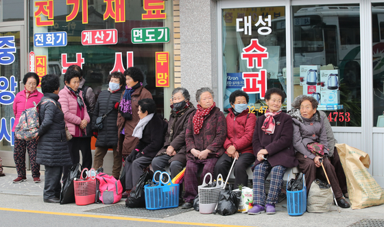 2020년 1월 경남 합천에서 장날을 맞아 설 대목장을 본 어르신들 모습. 중앙포토