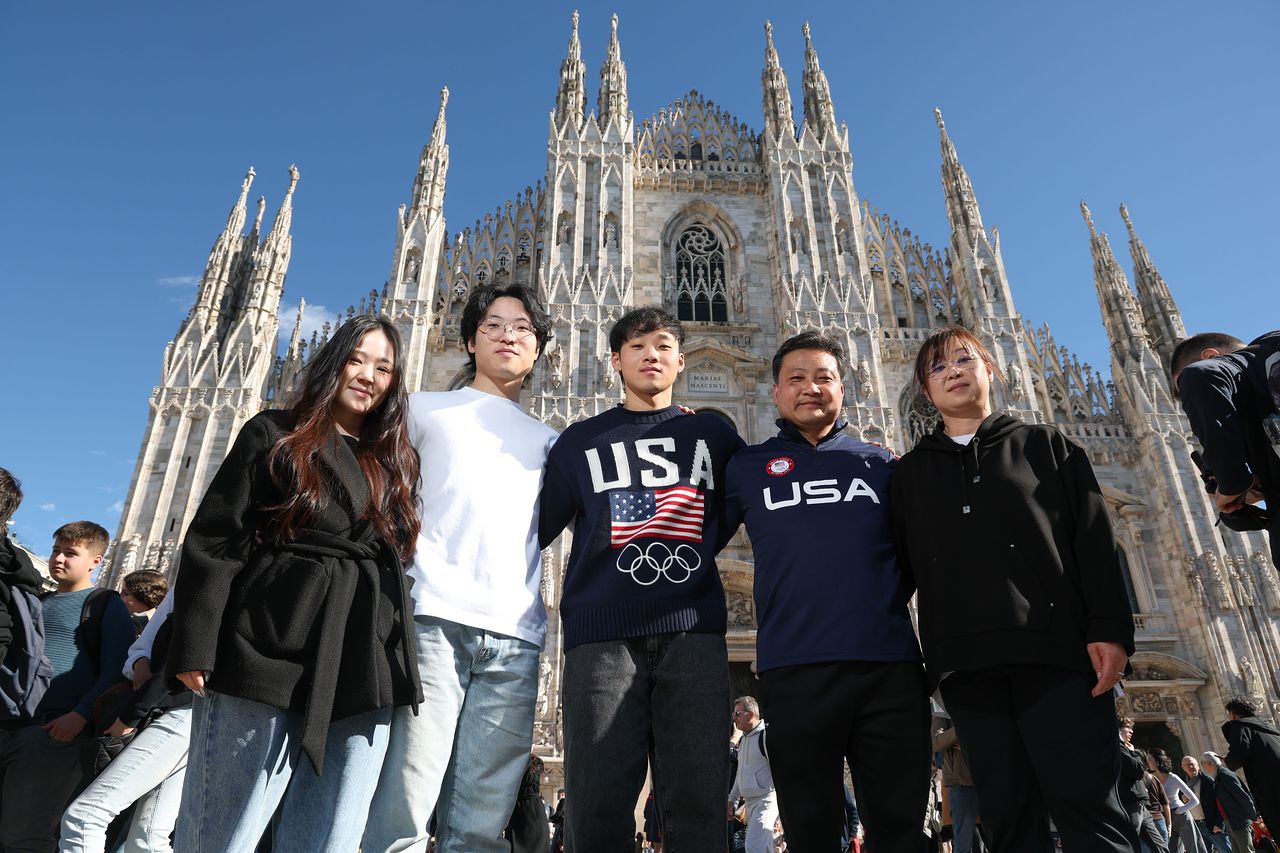 이탈리아 밀라노 대성당 앞에서 포즈를 취하고 있는 미국 쇼트트랙 국가대표 앤드류 허(가운데)의 가족들. 왼쪽부터 형수 에이프릴 신, 형 애런 허, 아버지 허덕진, 어머니 김혜영. 막내아들의 2026 밀라노·코르티나담페초 동계올림픽 출전을 응원하기 위해 외삼촌 내외까지 대가족이 총출동했다. 김종호 기자